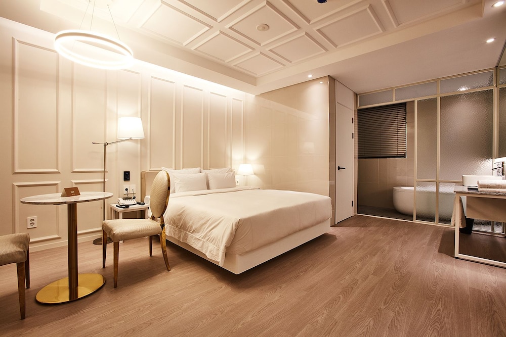 Hotel Wanted 14/70