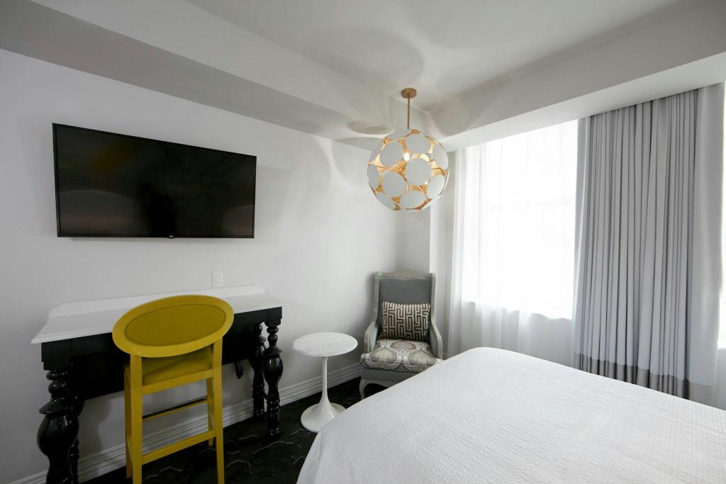 Guest Room, Deluxe, Queen Bed, Street View, Corner