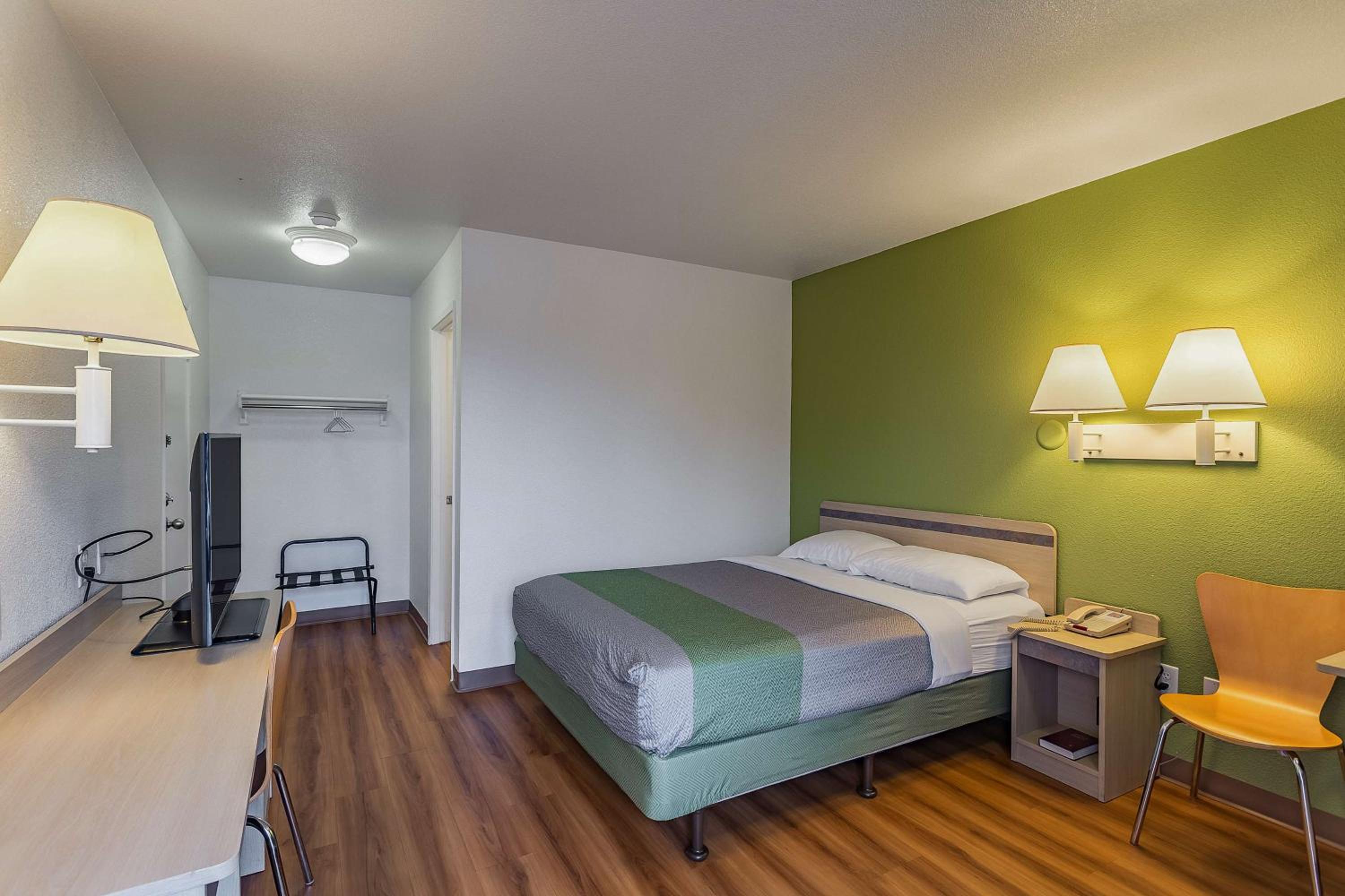 ROOM, QUEEN BED