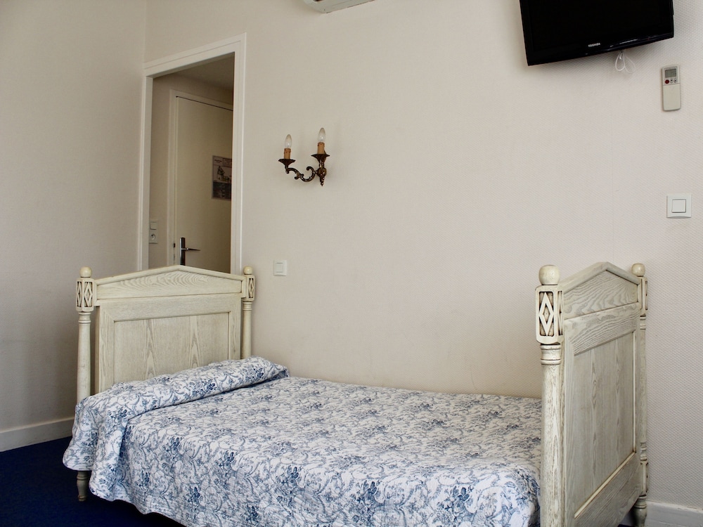 ROOM, QUADRUPLE