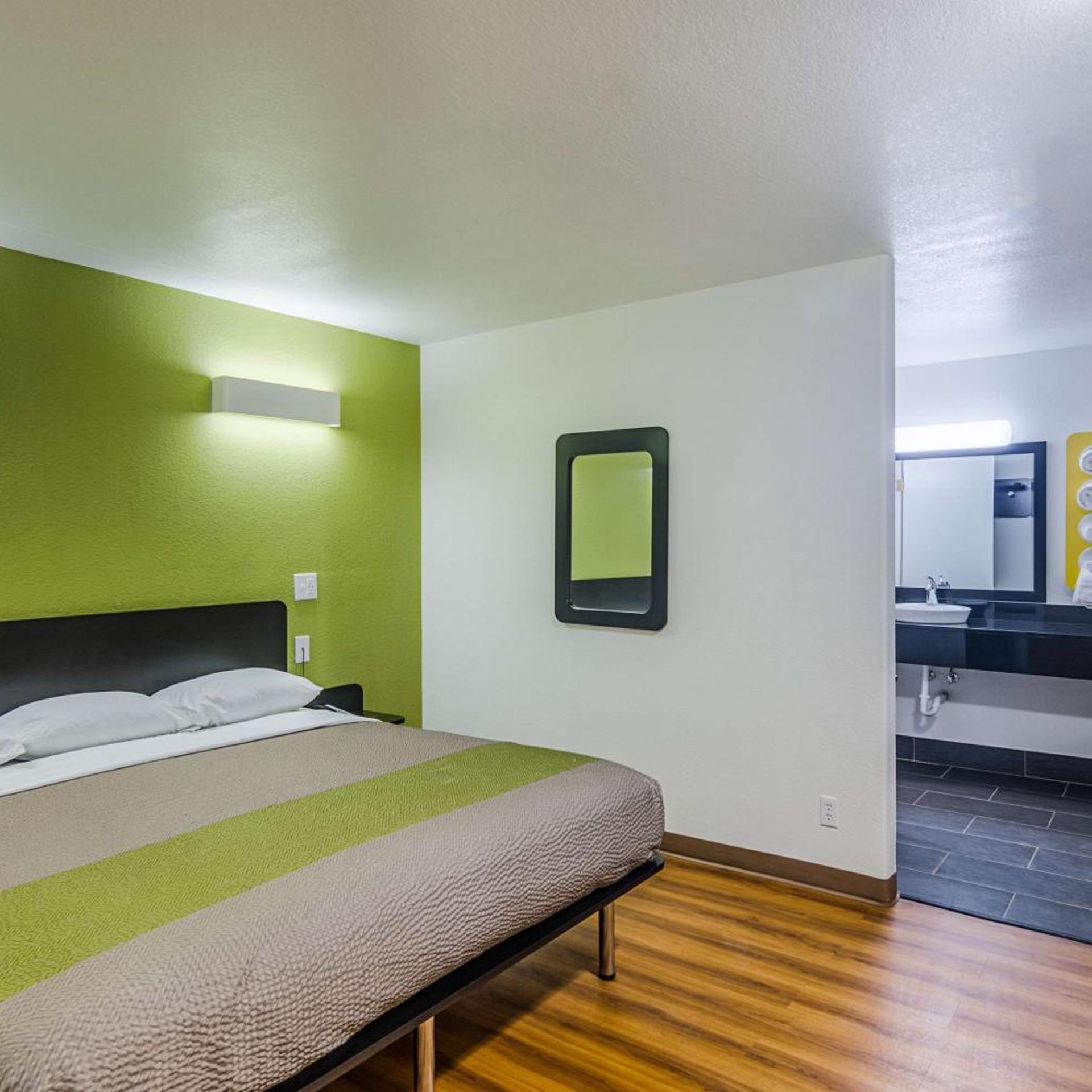 DELUXE, KING BED