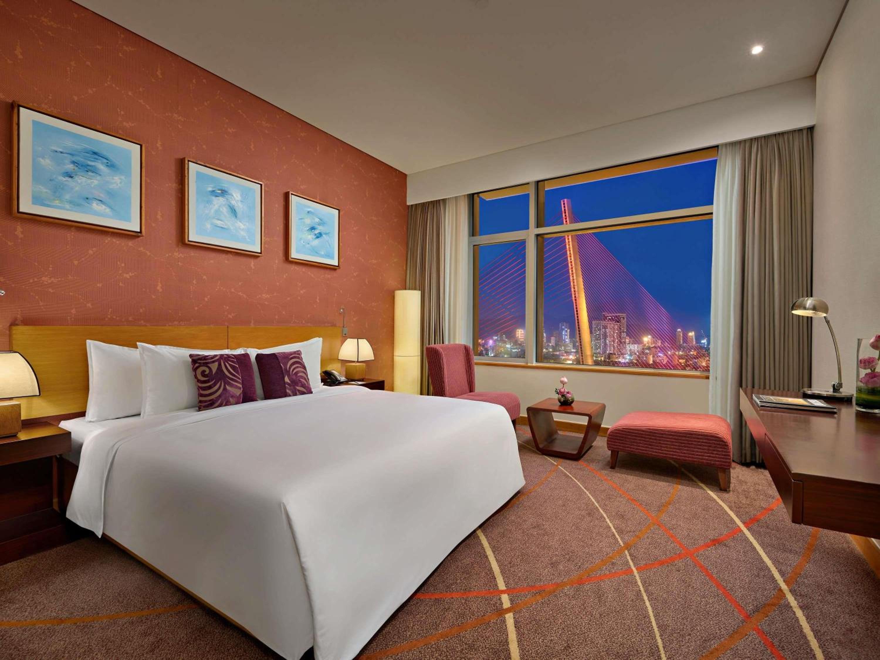 Superior, Queen Bed, Rainbow Bridge and River View، Grand Mercure Danang 3/4