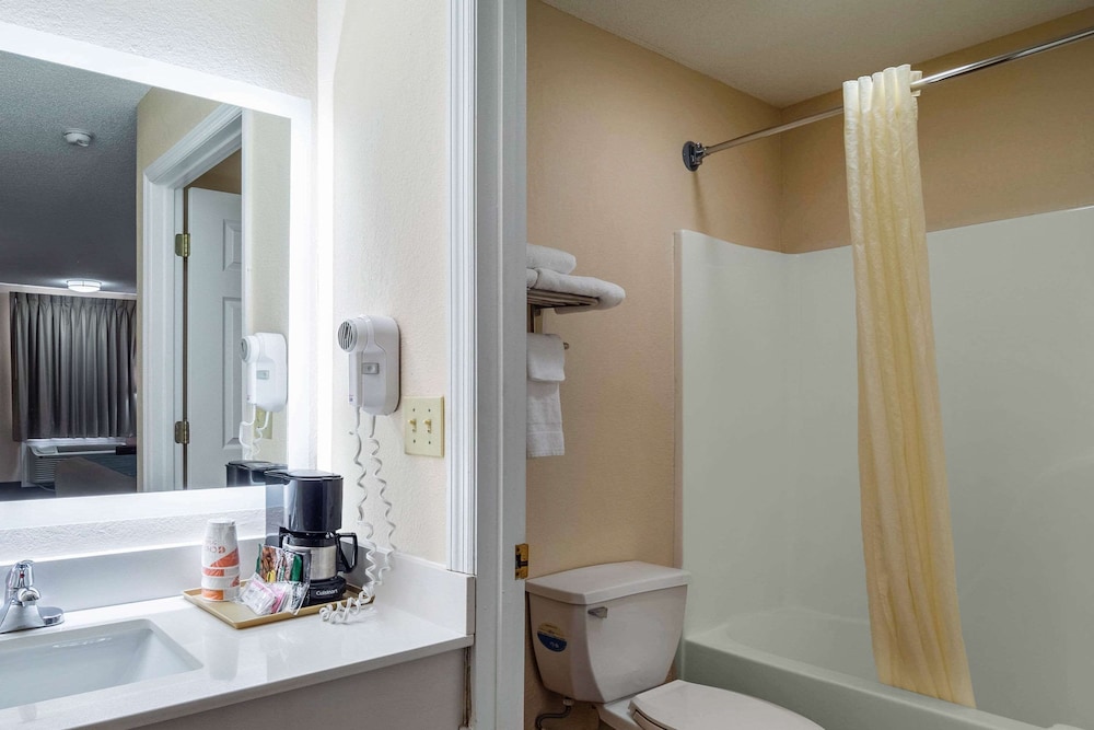Econo Lodge Inn & Suites Cayce I-26 Airport 8/32