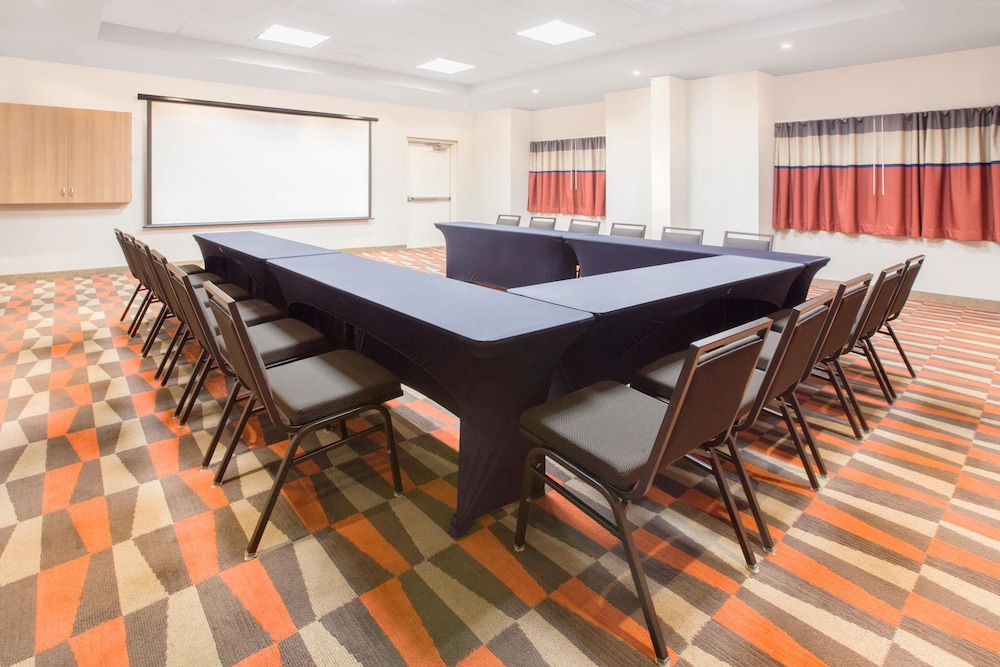 Microtel Inn & Suites By Wyndham Cuauhtemoc 35/40