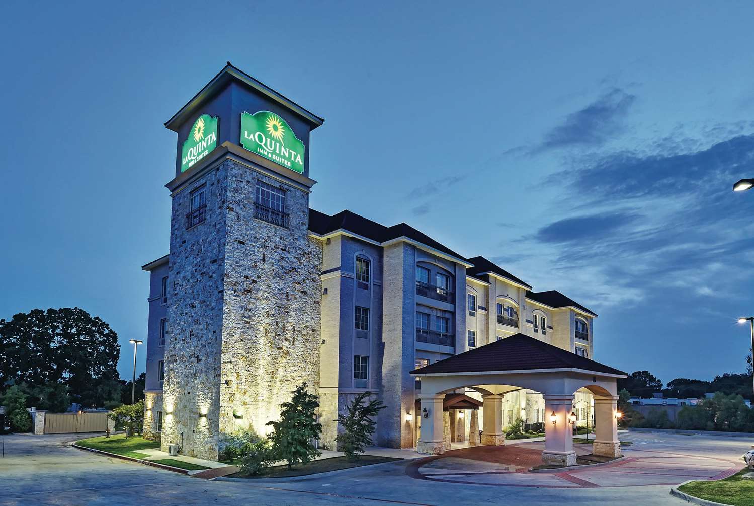 La Quinta Inn and Suites by Wyndham DFW Airport West - Euless 3/65