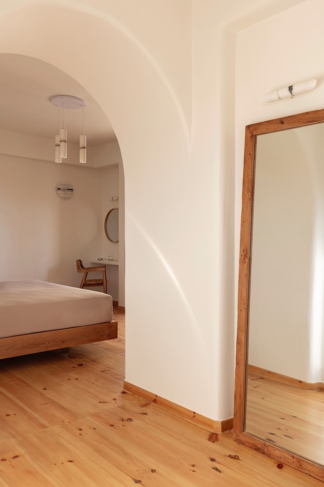Ammothines Cycladic Suites 11/59