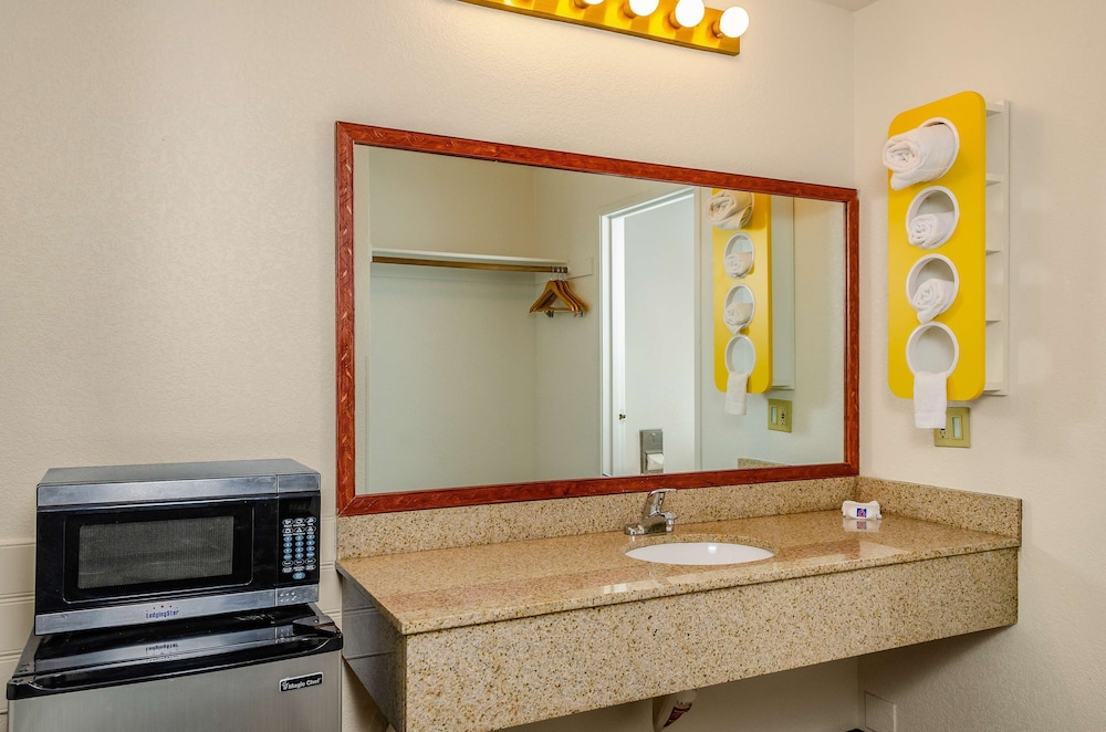 Motel6 Oakdale, CA 66/67