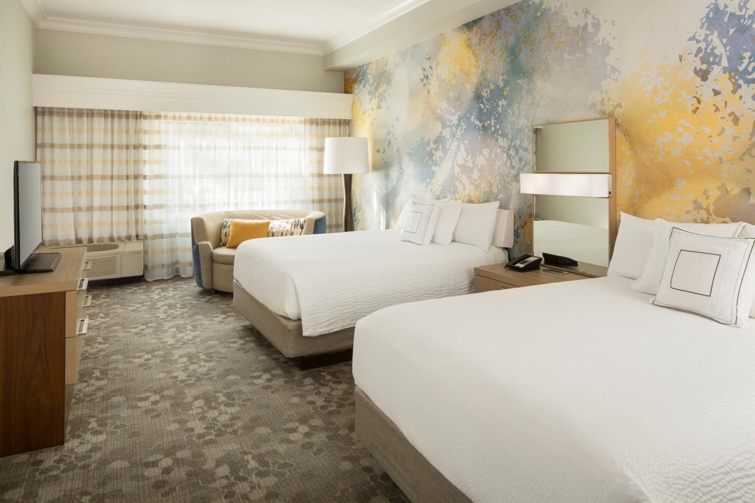 غرفة بسريرين كوين مع أريكة، Courtyard By Marriott Palo Alto Los Altos 7/10