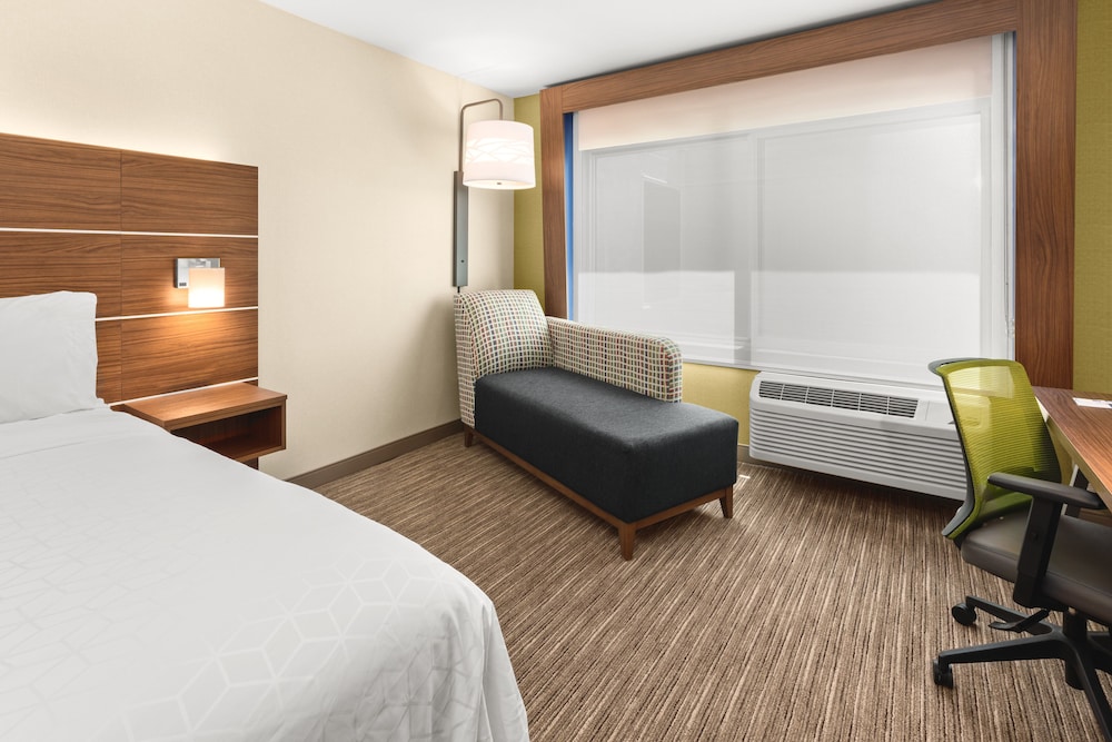 Holiday Inn Express & Suites Suisun City 17/70