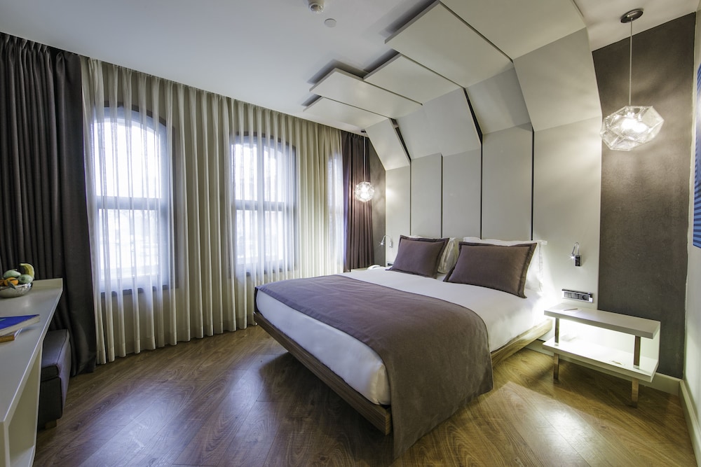 Maroon Hotel Pera 16/72