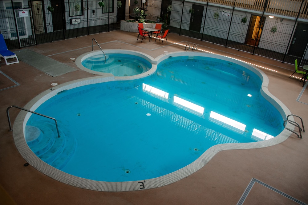 Ramada by Wyndham Medicine Hat 50/75