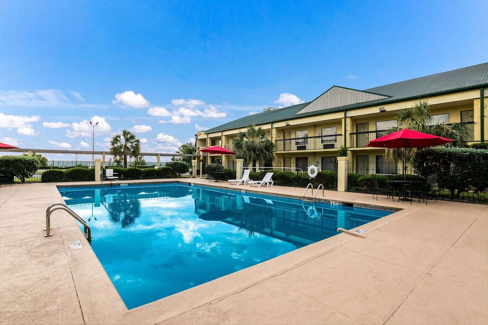 Quality Inn & Suites near Lake Eufaula 36/41