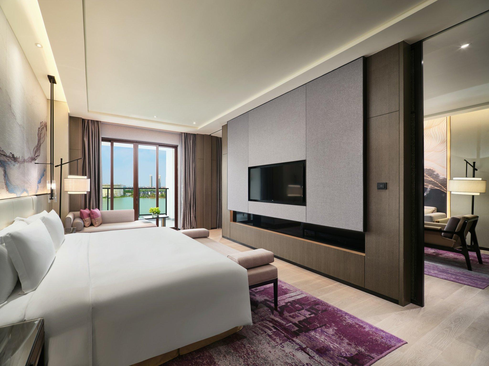 JUNIOR SUITE, KING BED, LIVING AREA