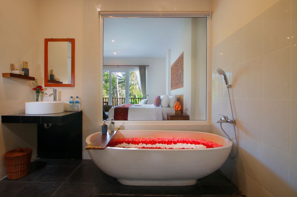 جناح بسرير كينج بإطلالة على المسبح بشرفة، Ashoka Tree Resort At Tanggayuda 5/5