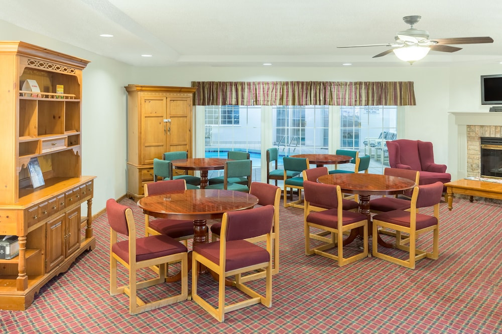 Super 8 by Wyndham Reedsburg 29/36