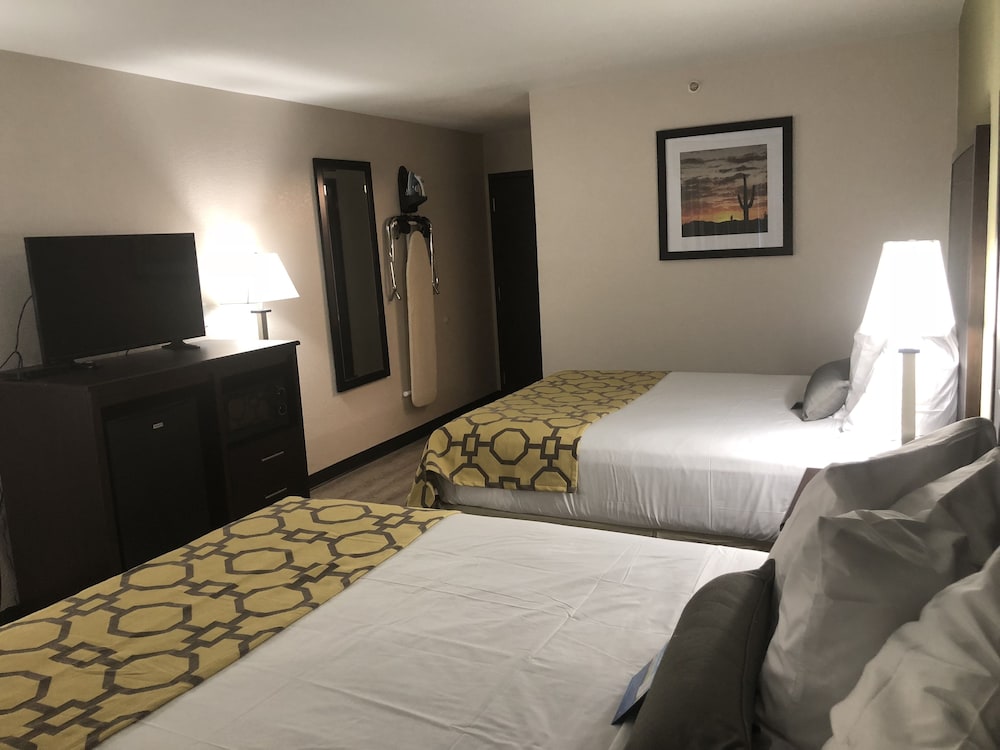 Baymont by Wyndham Phoenix I-10 near 51st Ave 10/55