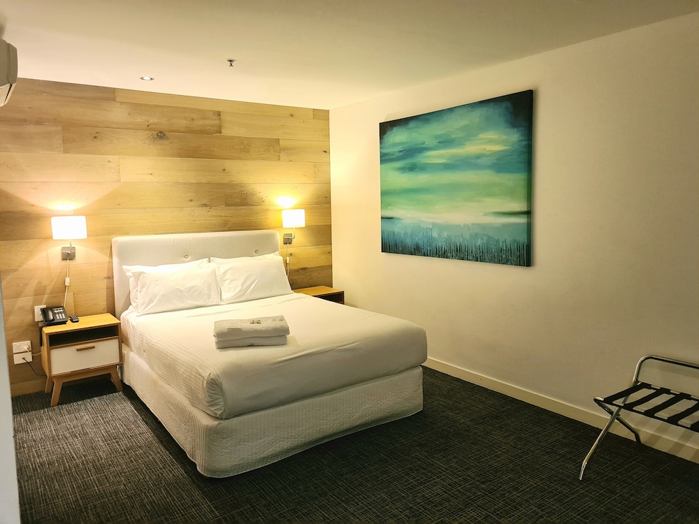 ROOM, QUEEN BED, NO WINDOW, ACCESSIBLE