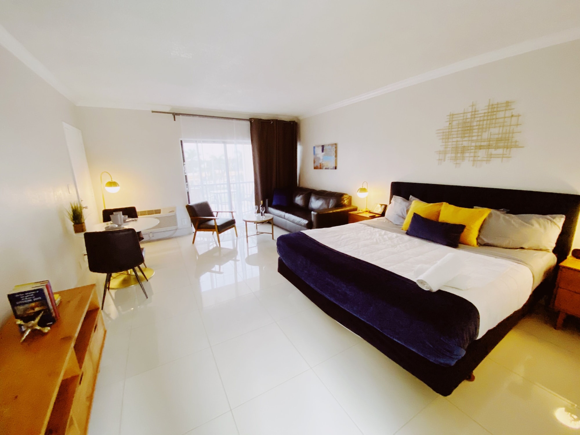 Deluxe, King Bed, Sofa, Balcony, Kitchenette