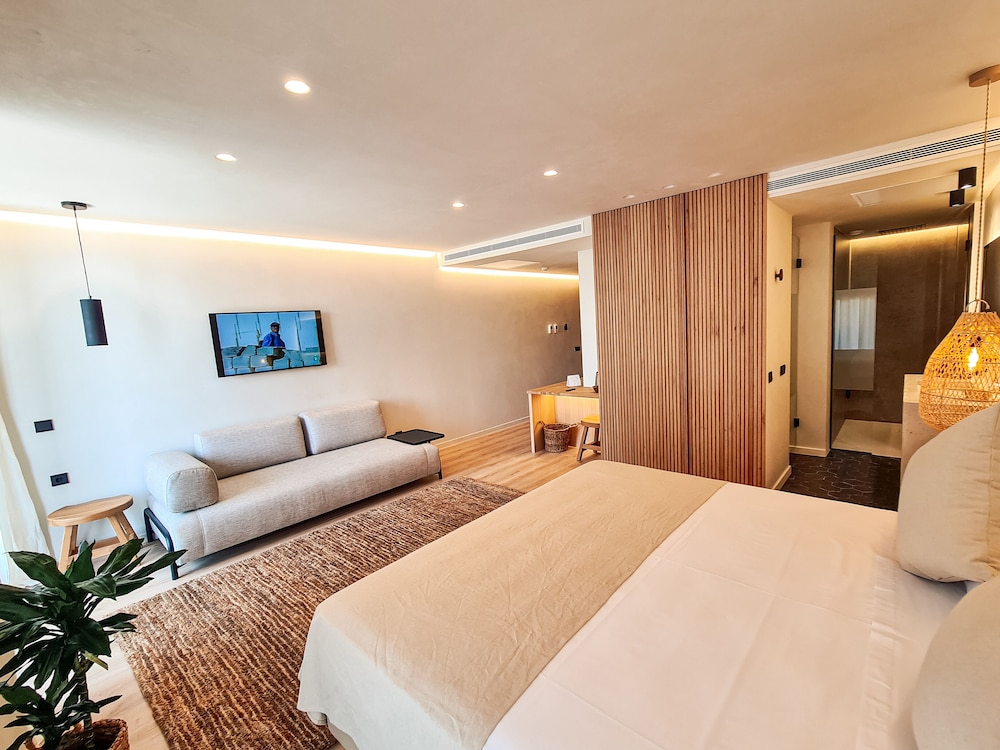 S'estancia Suites 12/31