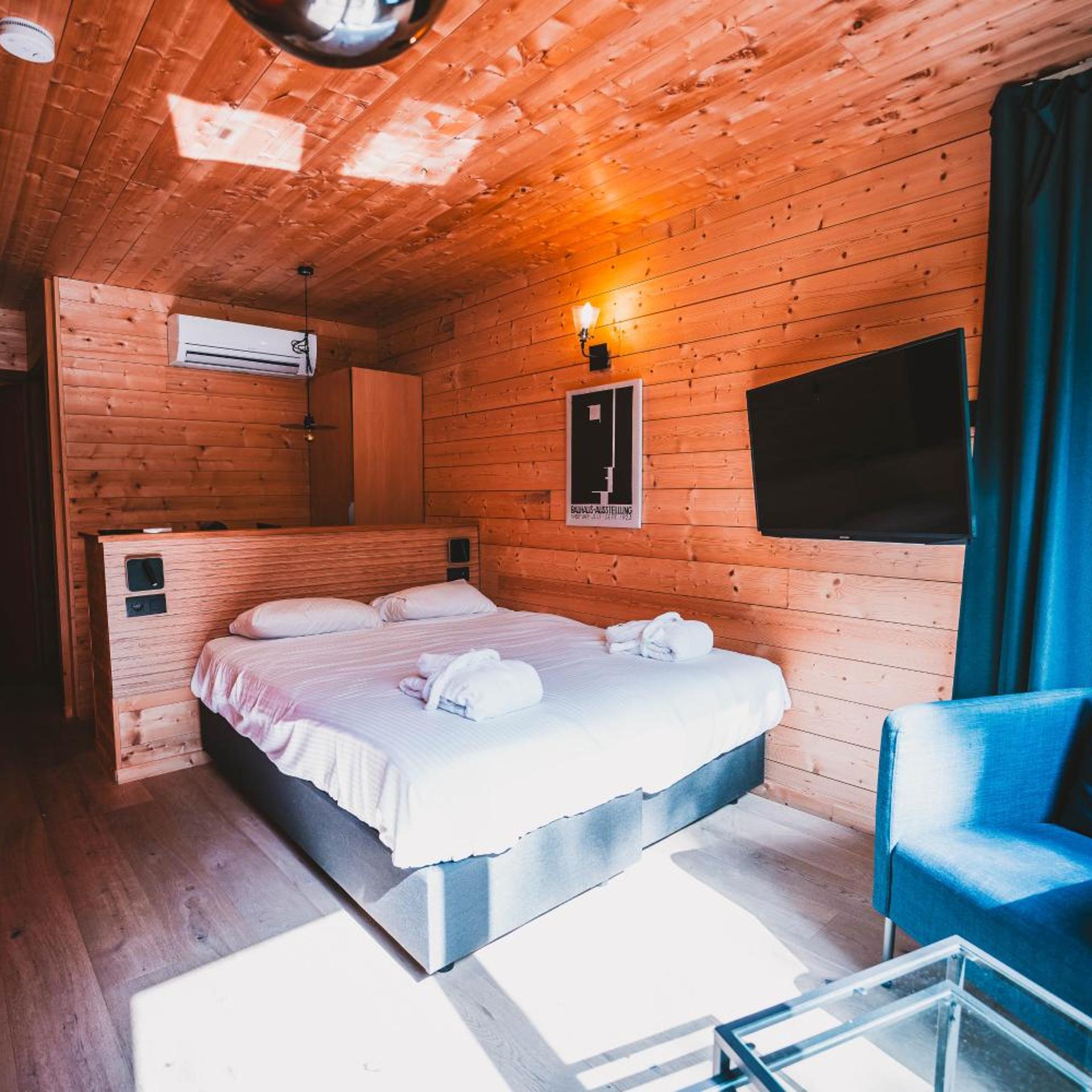 شاليه سوبيريور، Utopia Hotel 5/8