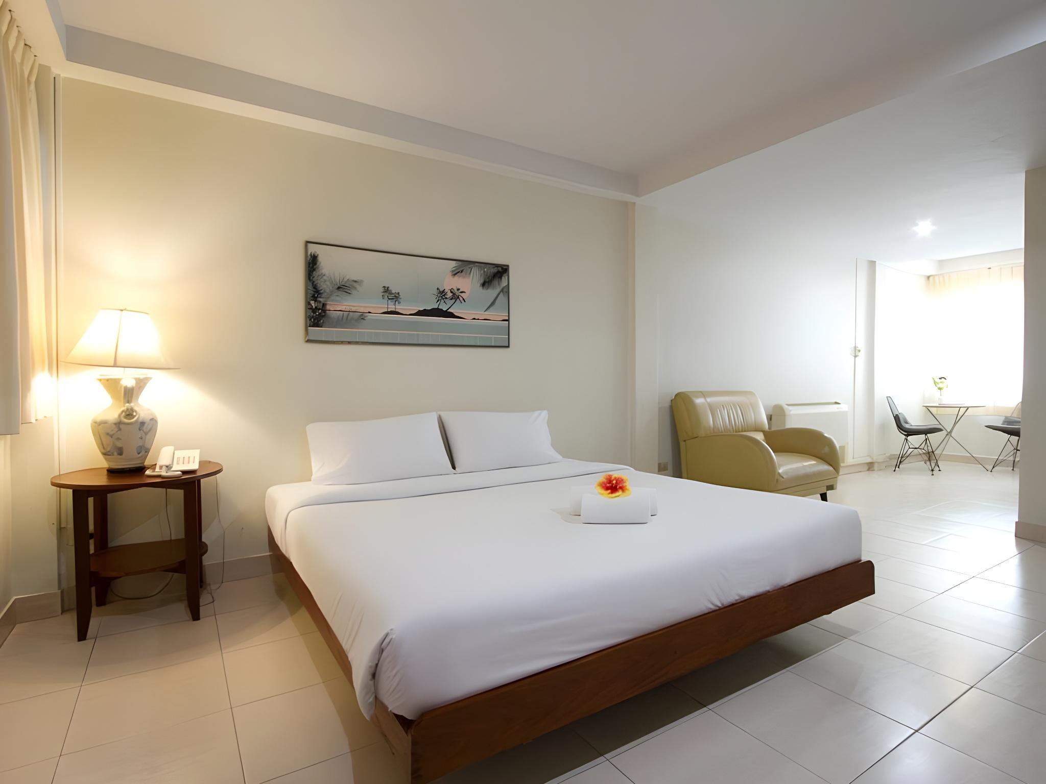 Deluxe, King Bed, Pool Access