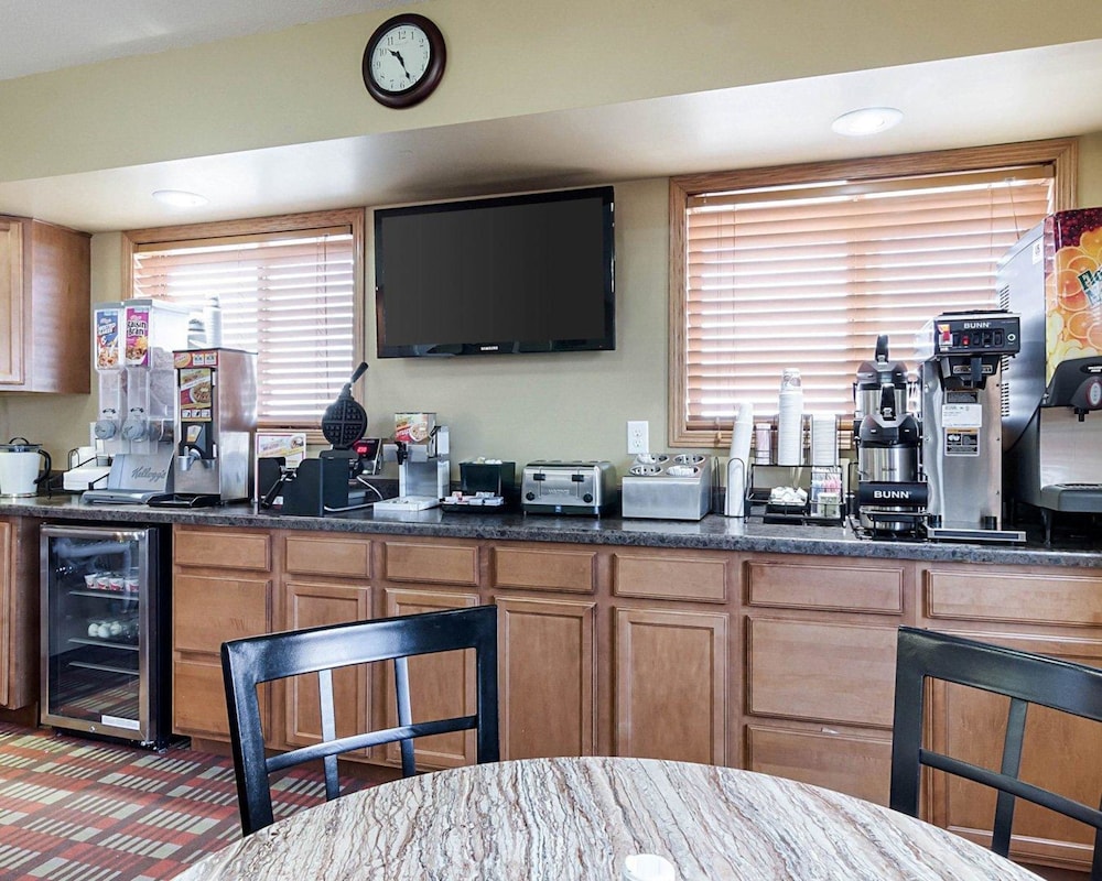 Econo Lodge Jamestown, ND 14/24