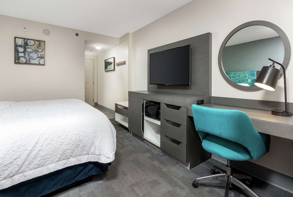 غرفة بسرير كينج بشرفة لذوي الإعاقة، Hampton Inn Daytona Beach Shores 2/3