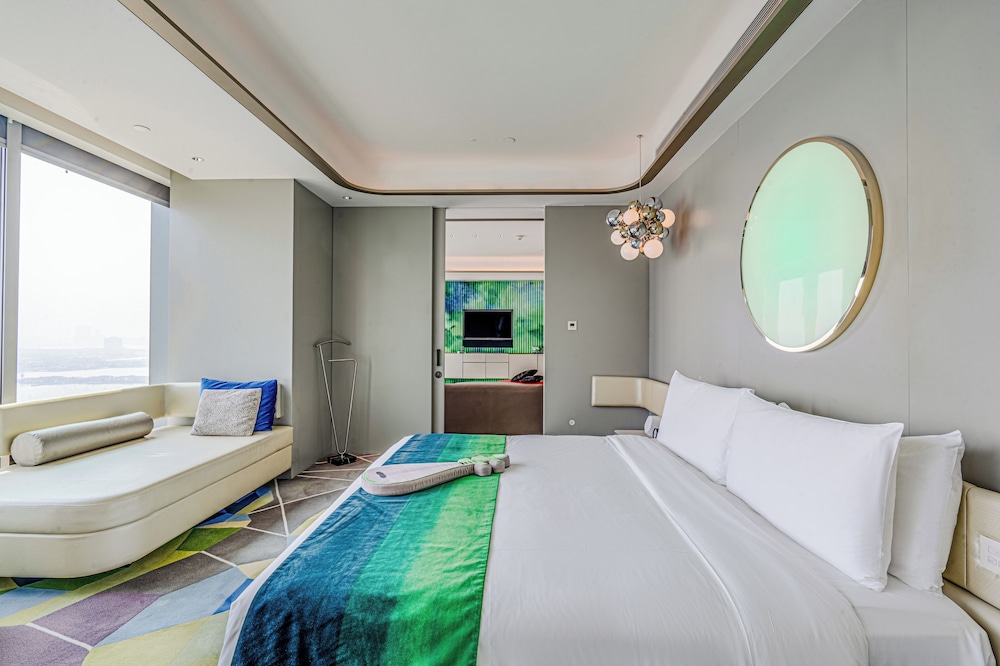 1 Bedroom, Marvelous, Suite, King Bed, Lake View, High Floor