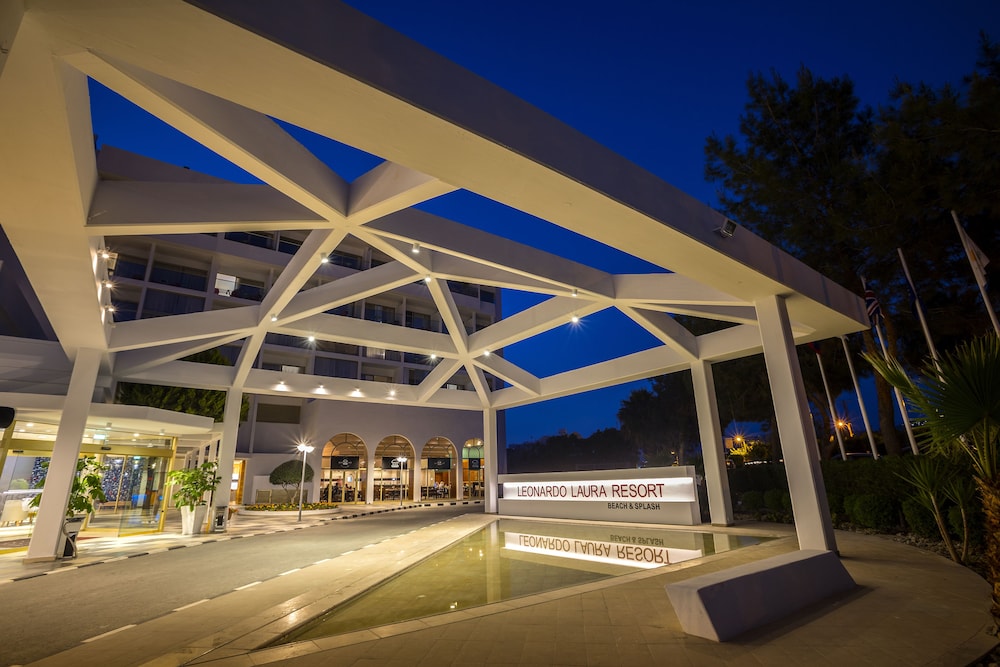 Leonardo Laura Beach and Splash Resort in Hlorakas