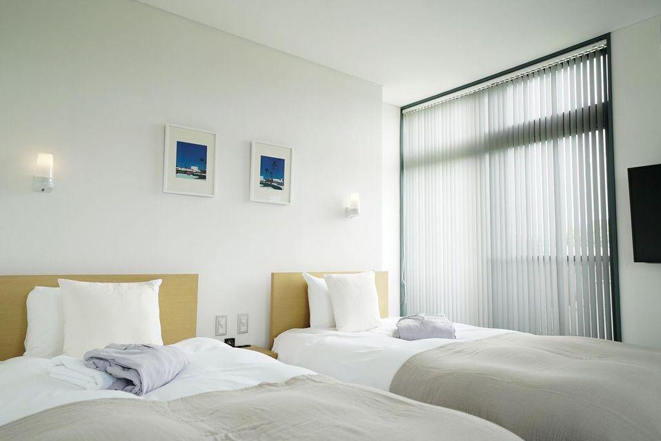ROOM, TWIN BEDS