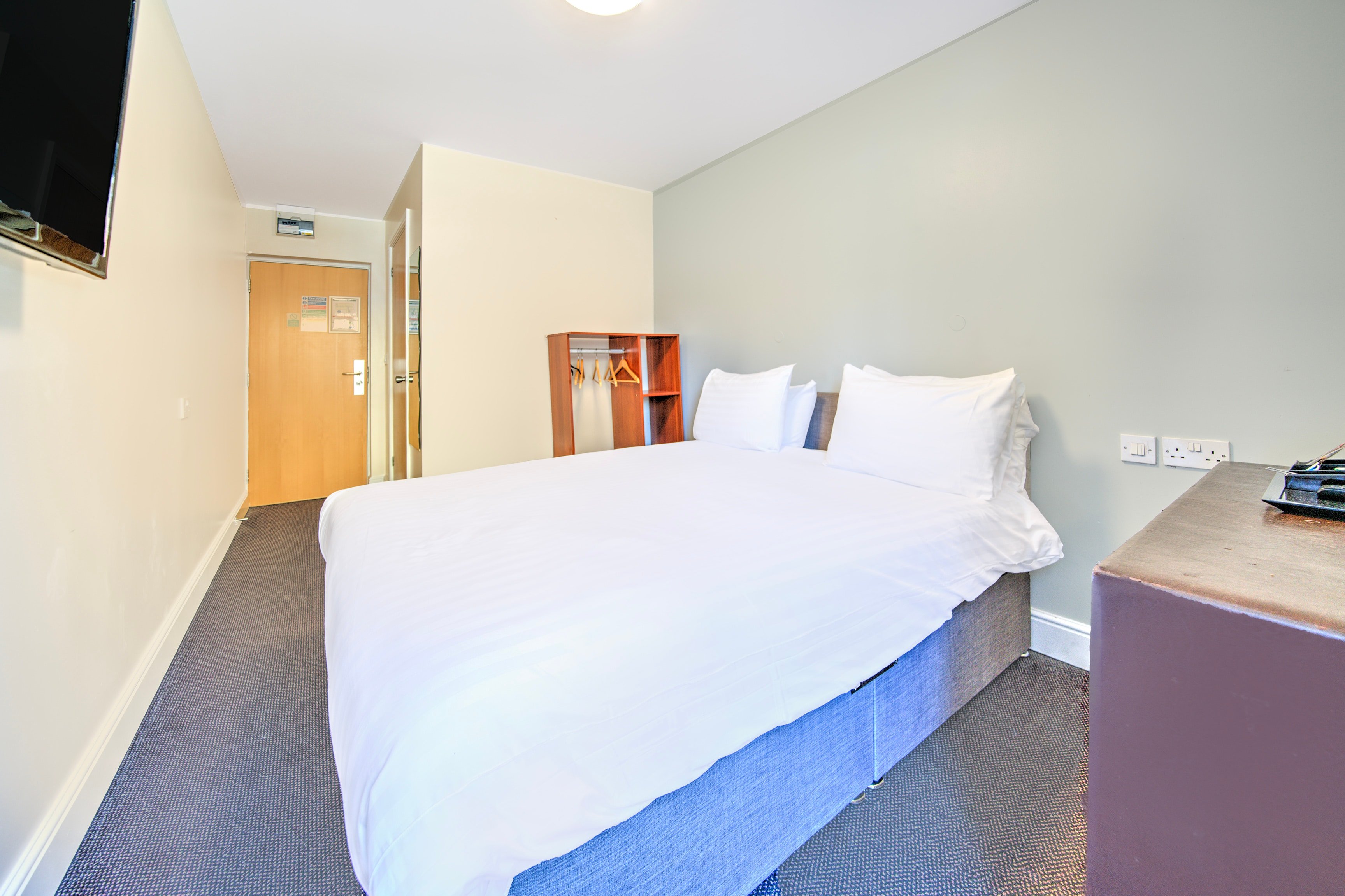 GO2 Gloucester Hotel by OYO 15/40
