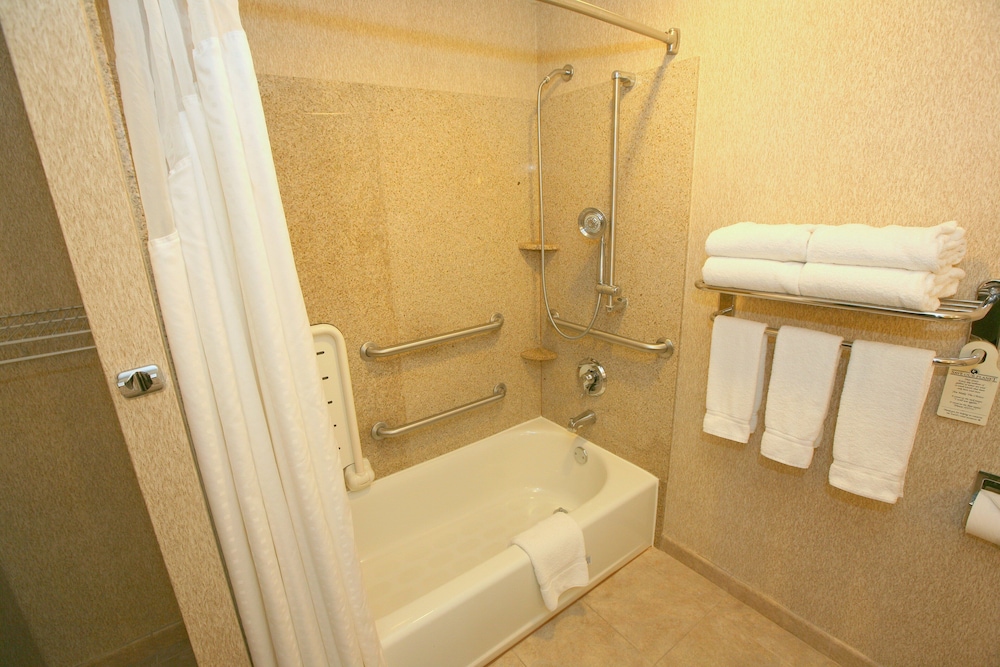 HOLIDAY INN EXPRESS SAN DIEGO SOUTH - CHULA VISTA 33/71