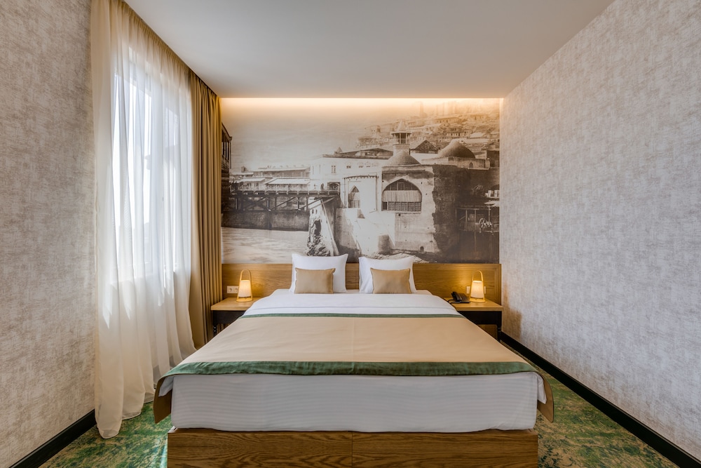 Superior, King Bed, City View 3/7