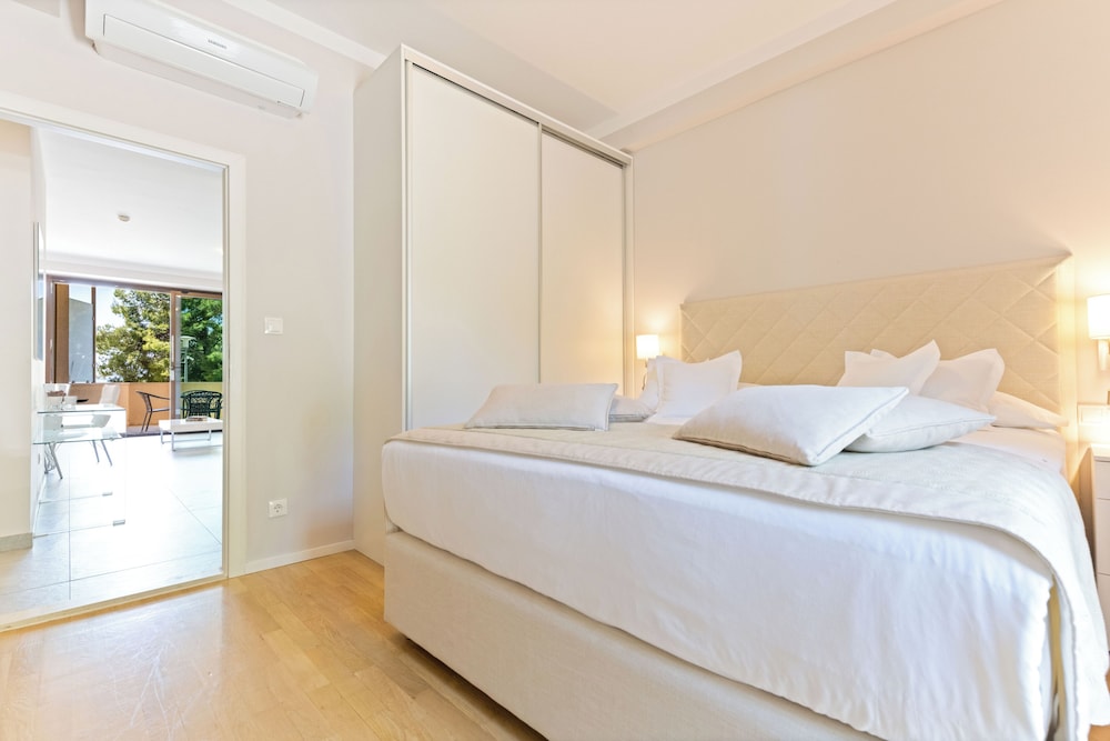 2 BEDROOMS, APARTMENT, SEA VIEW