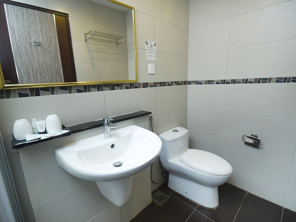 Super OYO 985 Hotel Nur 8/22