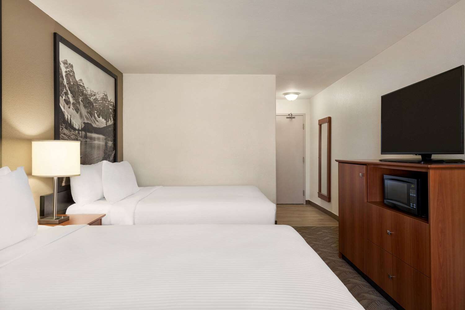 Super 8 by Wyndham Calgary Shawnessy Area 7/24