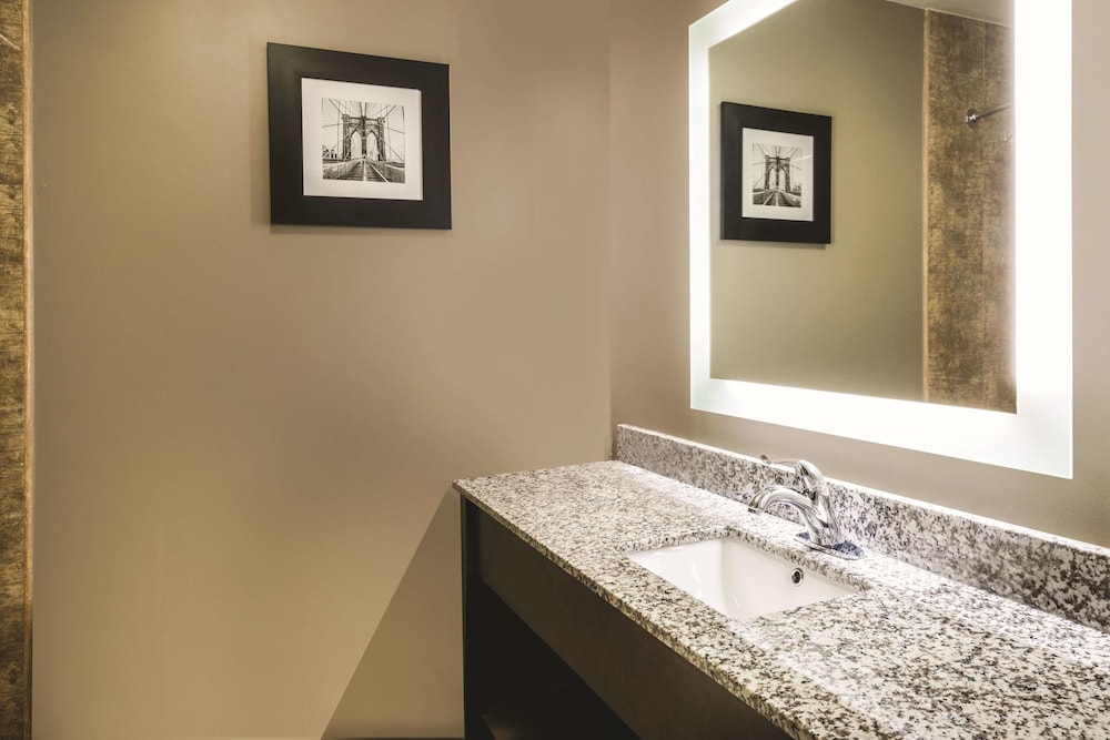 La Quinta Inn & Suites Brooklyn Central thumb 4