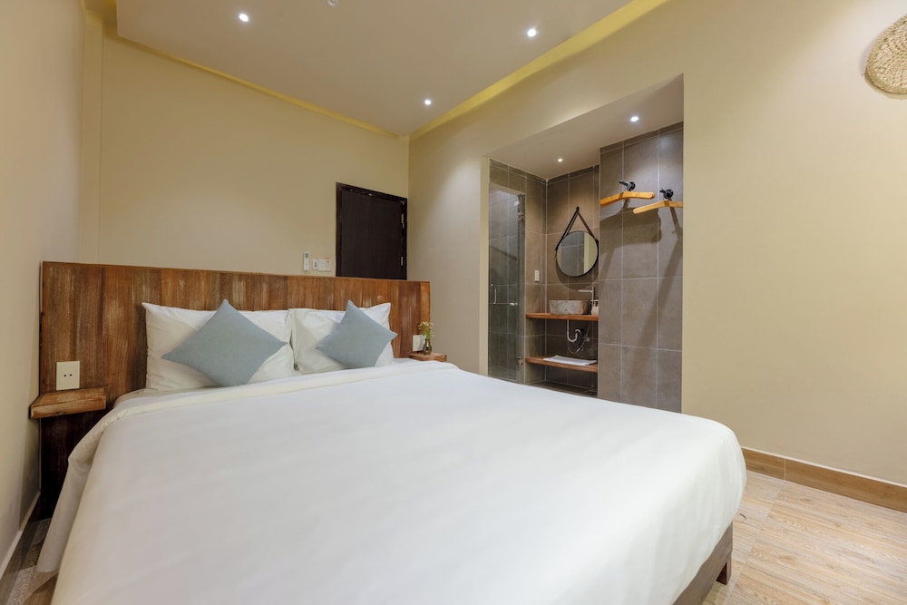 GRAND, DELUXE, QUEEN BED