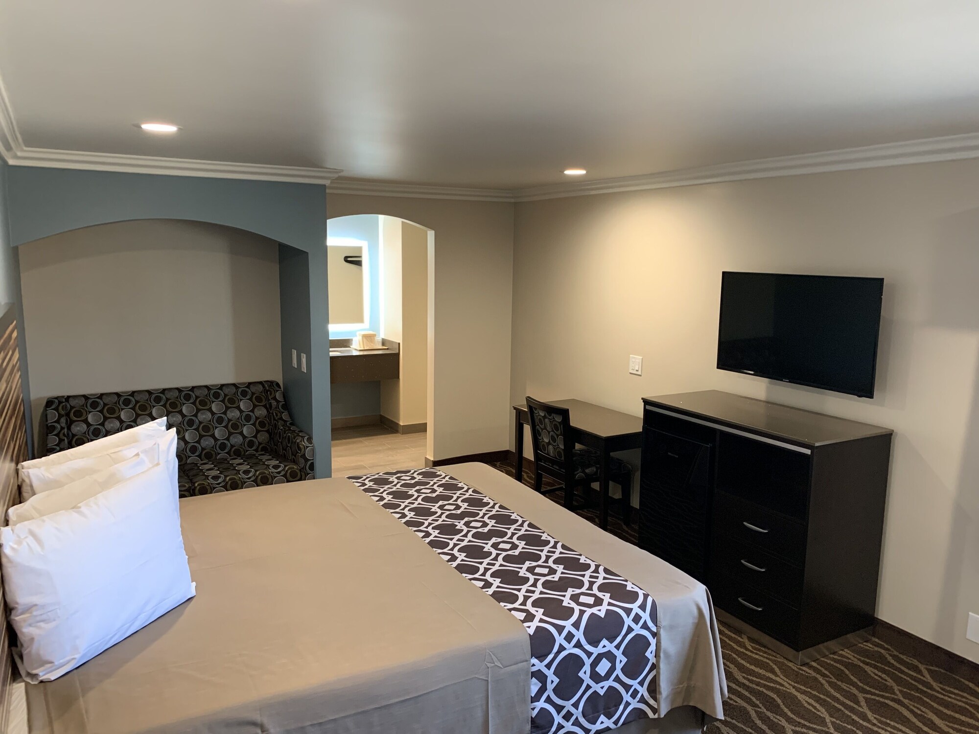 غرفة ديلوكس بسرير كينج، Industry Inn Amp Suites 3/6