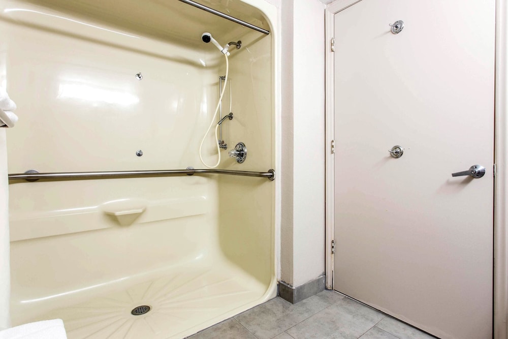 غرفة قياسية بسرير كينج، Quality Inn Fort Mill near Carowinds Blvd. 10/10