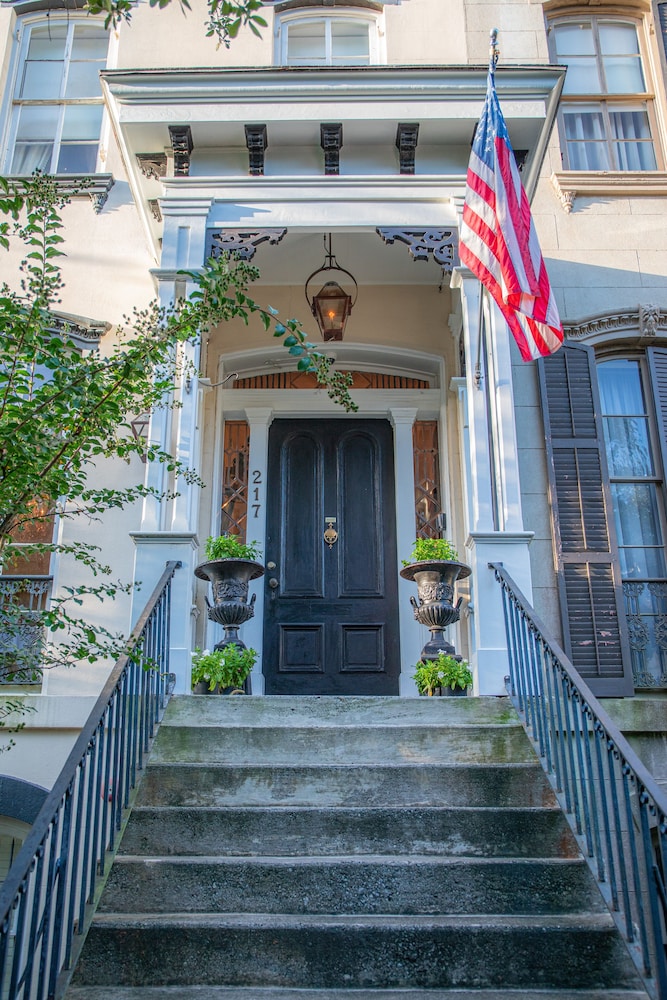 Justine Inn Savannah 5/62