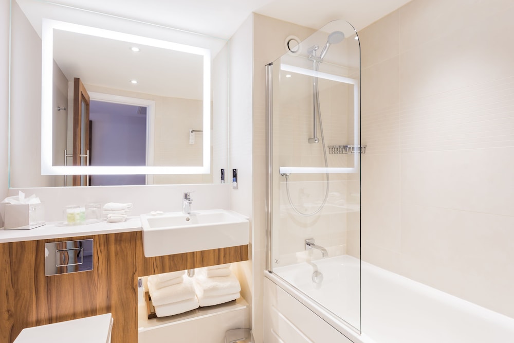 Courtyard By Marriott Glasgow Airport 12/36