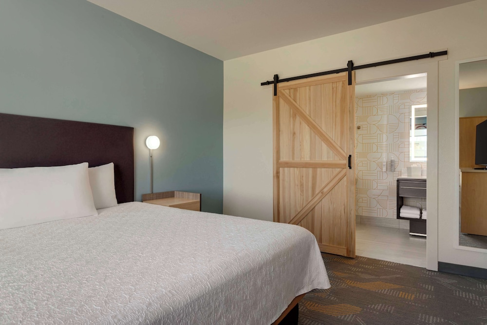SUITE, KING BED, ACCESSIBLE
