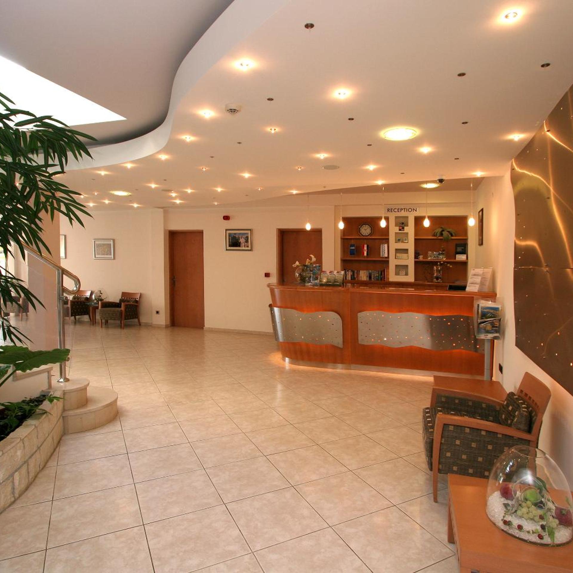 Flores Hotel 6/57