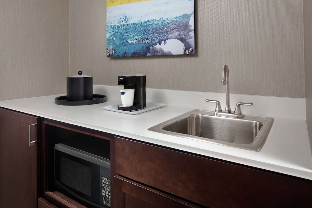 Hampton Inn and Suites Teaneck Glenpointe, NJ 38/41