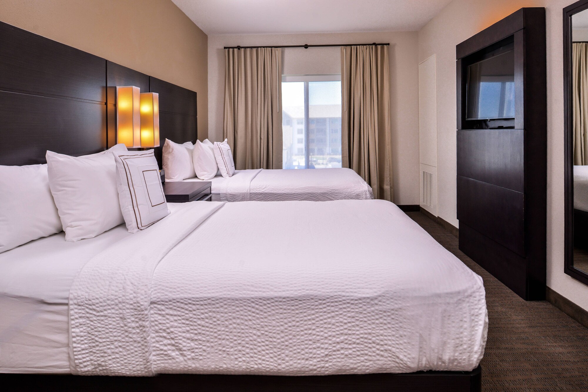 1 BEDROOM, SUITE