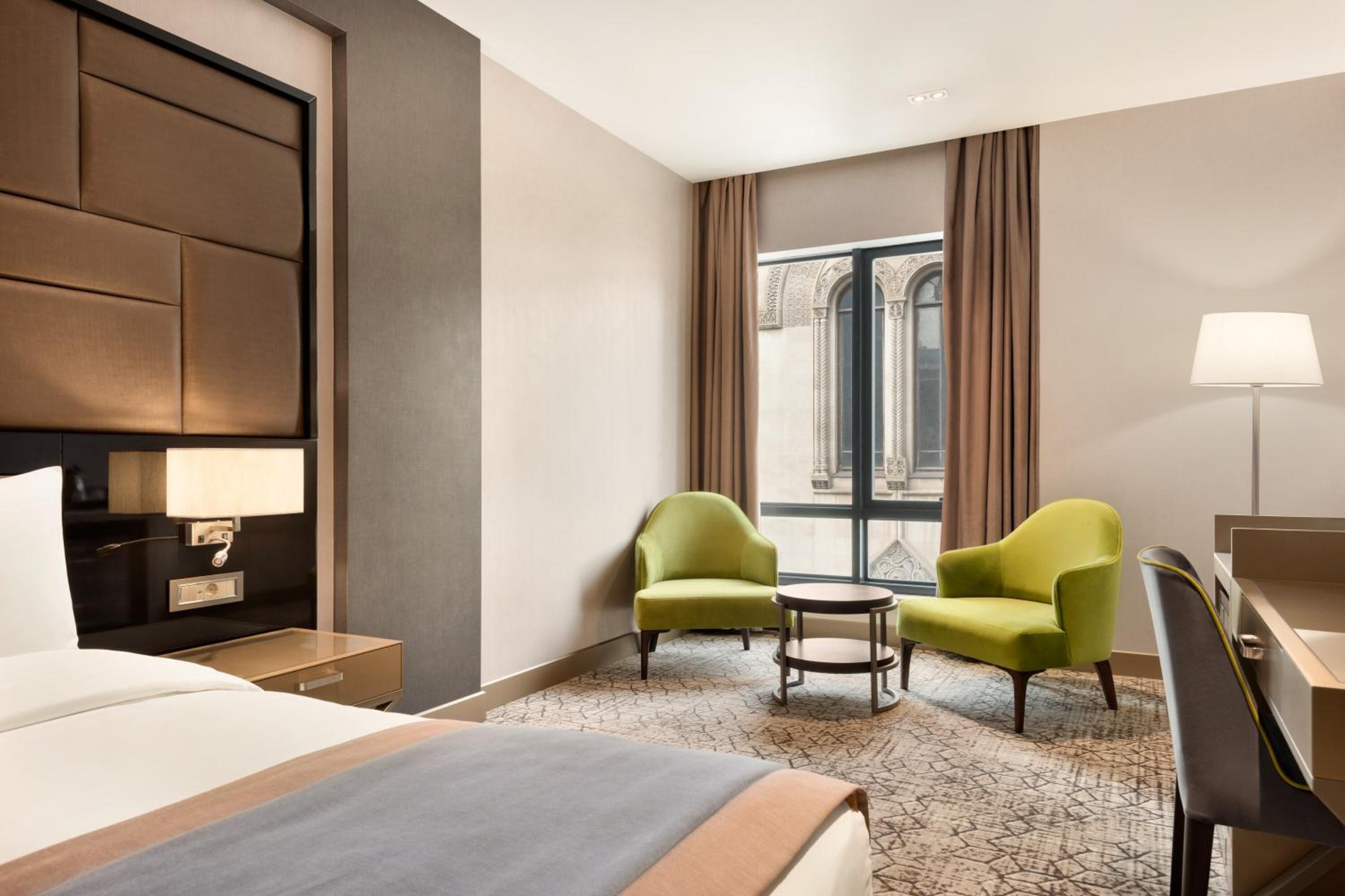 غرفة عائلية ثلاثية بسرير كينج وسرير فردي، Wyndham Grand Tbilisi 3/4