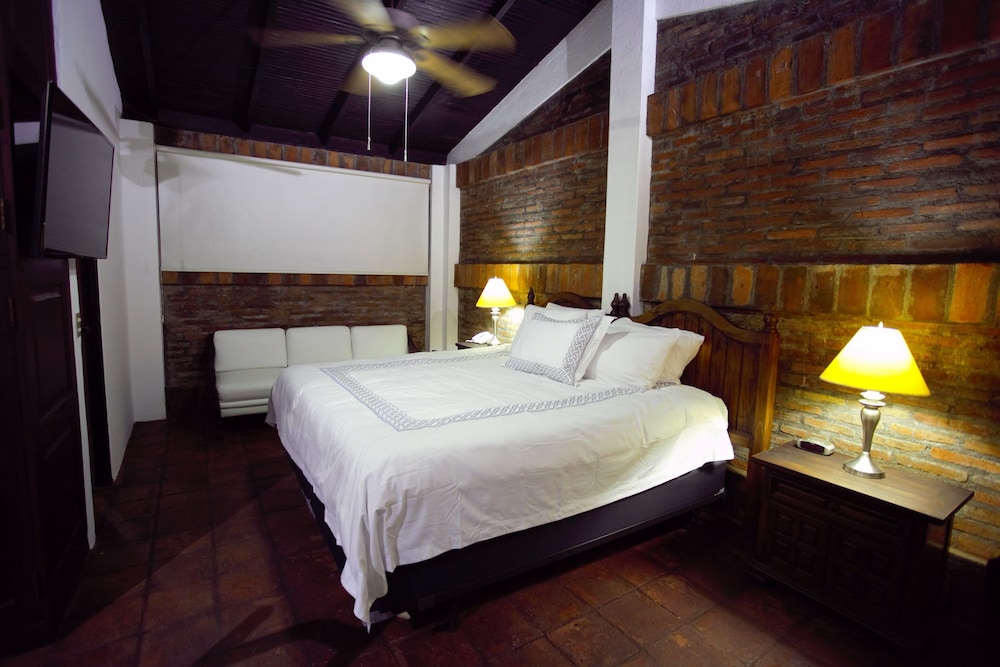 HONEYMOON, SUITE, KING BED, POOL SIDE