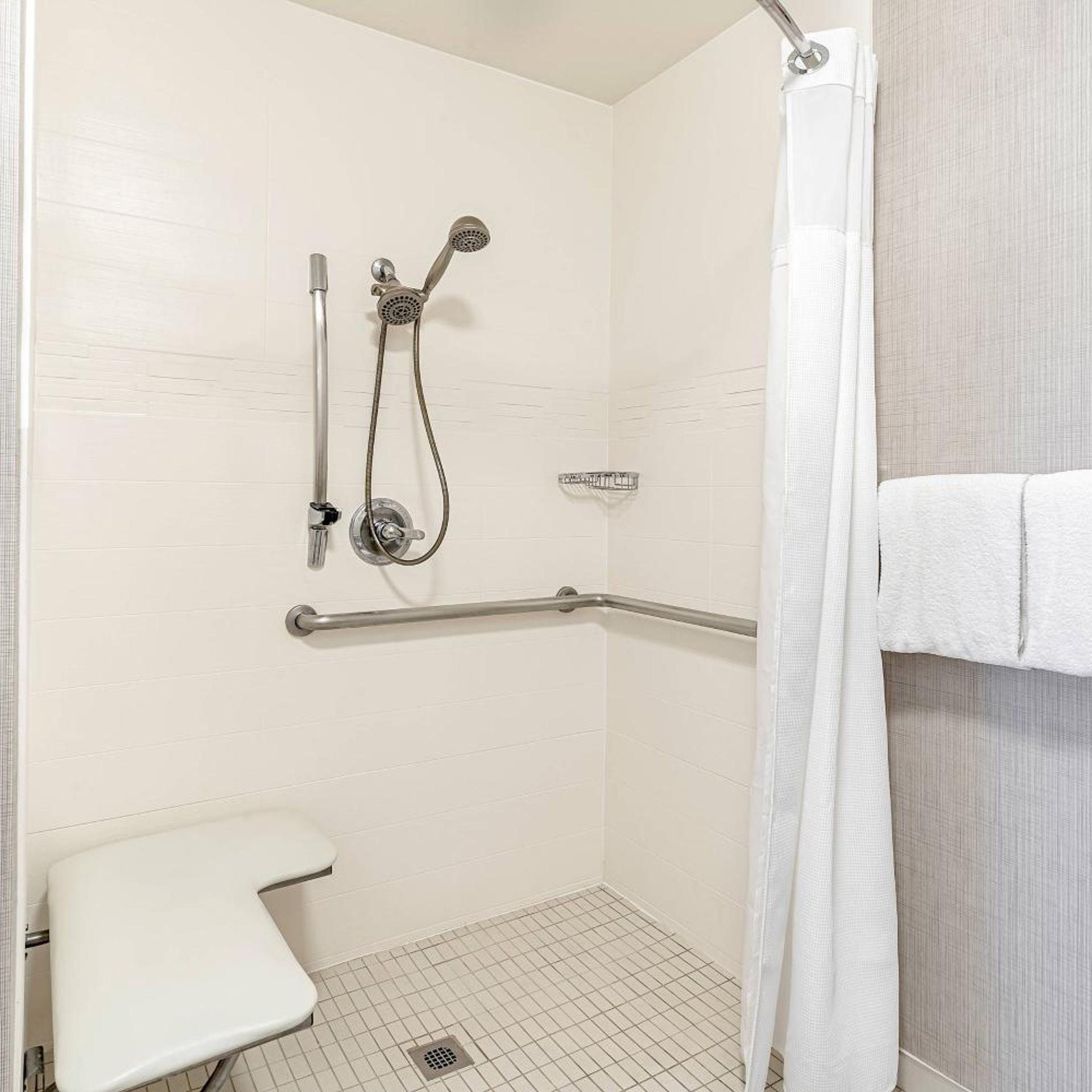 جناح بسرير كوين بغرفة نوم واحدة مع أريكة بحوض استحمام لذوي الإعاقة، Residence Inn Sacramento Rancho Cordova 7/8