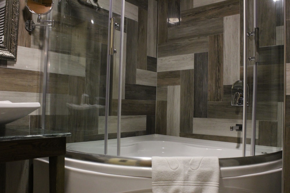 Neba Royal Hotel 49/50